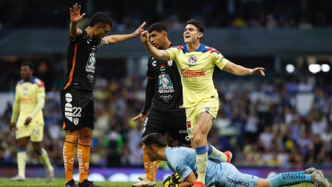 MEX7392. CIUDAD DE MÉXICO (MÉXICO), 11/05/2024.- Gustavo Cabral (i) y Carlos Moreno (abajo) de Pachuca disputa un balón con Israel Reyes (d) del América este sábado, durante un juego de vuelta de los cuartos de final de la Liga MX, celebrado en el estadio Azteca de la Ciudad de México (México). EFE/Sáshenka Gutiérrez