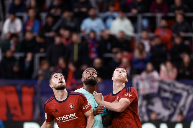 El delantero canadiense, Cyle Larin, entre dos defensores del Osasuna, fue el escogido por Javier Aguirre para ocupar el puesto de Vedat Muriqi en el once titular ante la sanción del atacante kosovar.