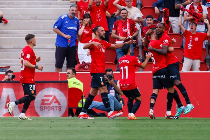 El delantero canadiense del Mallorca, Cyle Larin, celebra junto a sus compañeros tras anotar el 1-0 durante el encuentro correspondiente a la jornada 37 de LaLiga que disputaron este domingo el Mallorca y Almería en el estadio de Son Moix.