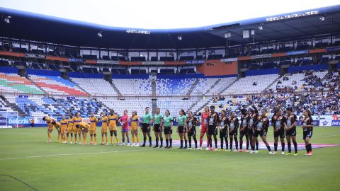 AME3396. PACHUCA (MÉXICO), 04/05/2024.- Las jugadoras de Pachuca y Tigres (i) se forman este sábado durante un partido de la jornada 17 del torneo Clausura 2024 de la Liga MX Femenina, disputado en el estadio Hidalgo de Pachuca (México). EFE/ David Martínez Pelcastre