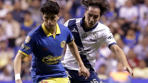 MEX5967. PUEBLA (MÉXICO), 26/04/2024.- Alberto Herrera (d) de Puebla disputa el balón con Kevin Álvarez (i) de América este viernes, durante un partido de la jornada 17 del torneo mexicano de fútbol en el estadio Cuauhtémoc, en Puebla (México). EFE/Hilda Ríos