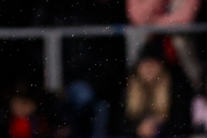 El mediocampista de Osasuna Lucas Torró disputa el balón ante  Copete, defensa del Mallorca, durante el encuentro de la jornada 36 de LaLiga que se disputó en el Estadio El Sadar, en Pamplona. 