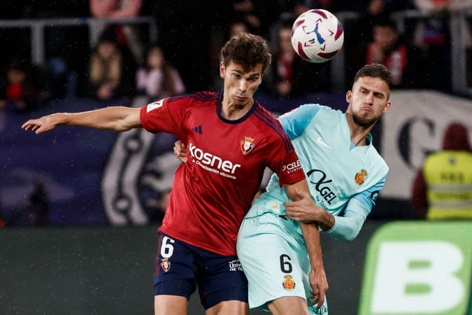 El mediocampista de Osasuna Lucas Torró disputa el balón ante Copete, defensa del Mallorca, durante el encuentro de la jornada 36 de LaLiga que se disputó en el Estadio El Sadar, en Pamplona.