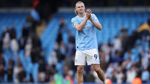 Manchester (United Kingdom), 04/05/2024.- Erling Haaland of Manchester City celebrates after winning the English Premier League soccer match between Manchester City and Wolverhampton Wanderers in Manchester, Britain, 04 May 2024. (Reino Unido) EFE/EPA/ADAM VAUGHAN EDITORIAL USE ONLY. No use with unauthorized audio, video, data, fixture lists, club/league logos or 'live' services. Online in-match use limited to 120 images, no video emulation. No use in betting, games or single club/league/player publications.