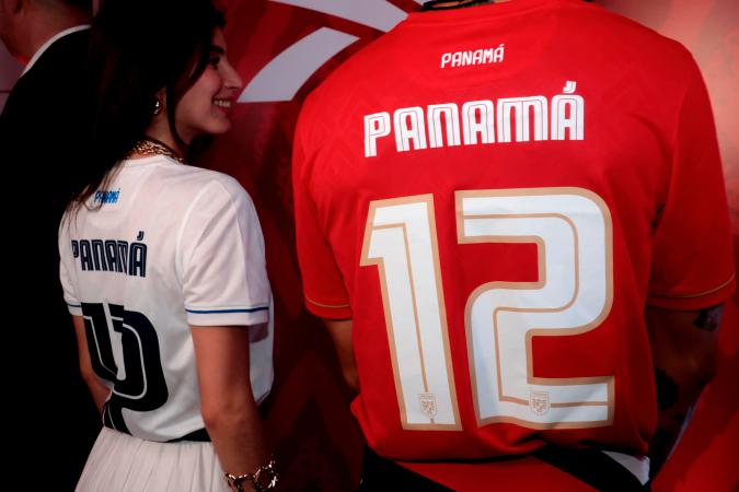 AMDEP1577. CIUDAD DE PANAMÁ (PANAMÁ), 09/05/2024.- Modelos exhiben las nuevas camisetas de la selección panameña de fútbol este jueves, en Ciudad de Panamá (Panamá). La Federación Panameña de Fútbol (Fepafut) y su marca aliada Reebok divulgaron este jueves la nueva camiseta que la selección panameña usará en la Copa América y las eliminatorias del Mundial 2026 en la que destacan detalles culturales. EFE/ Gabriel Rodríguez