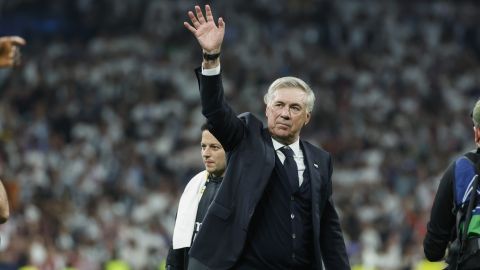 MADRID, 08/05/2024.- El entrenador del Real Madrid, Carlo Ancelotti, al término del partido de vuelta de las semifinales de la Liga de Campeones que Real Madrid y Bayern de Múnich han disputado hoy miércoles en el estadio Santiago Bernabéu. EFE/Juanjo Martín