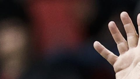 PAMPLONA, 14/05/2024.- El entrenador del Mallorca, Javier Aguirre, reacciona durante el encuentro de la jornada 36 de LaLiga EA Sports entre CA Osasuna y RCD Mallorca, este martes en el Estadio El Sadar, en Pamplona. EFE/Jesús Diges
