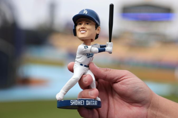 Los Angeles (United States), 16/05/2024.- A fan holds their Shohei Ohtani bobblehead before the start of the MLB game between the Los Angeles Dodgers and the Cincinnati Reds in Los Angeles, California, USA, 16 May 2024. EFE/EPA/ALLISON DINNER