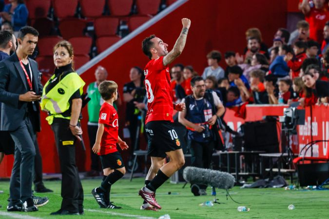 El mediocampista del Mallorca, Sergi Darder, a la finalización del encuentro correspondiente a la jornada 37 de LaLiga que han disputado frente al Almería en el estadio de Son Moix.