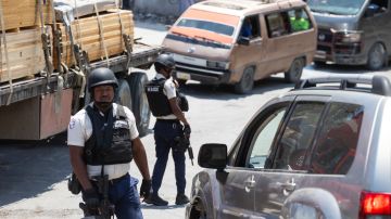 Policías vigilan las calles de la capital de Haití, Puerto Príncipe.