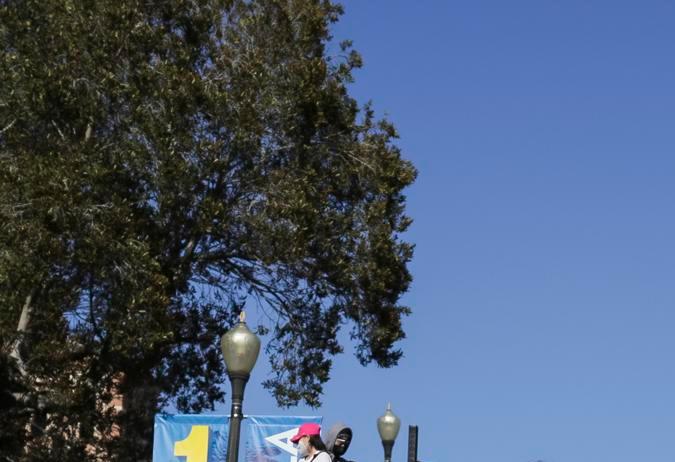 Los Angeles (United States), 02/05/2024.- People link arms and gather in support of the ongoing encampment of pro-Palestinian protestors on the campus of University of California Los Angeles (UCLA) in Los Angeles, California, USA, 01 May 2024. Nationwide protests have sprung up across the country on school campuses, many calling for institutions to divest investments in Israel and in support of a ceasefire in the Gaza conflict. (Protestas) EFE/EPA/ALLISON DINNER