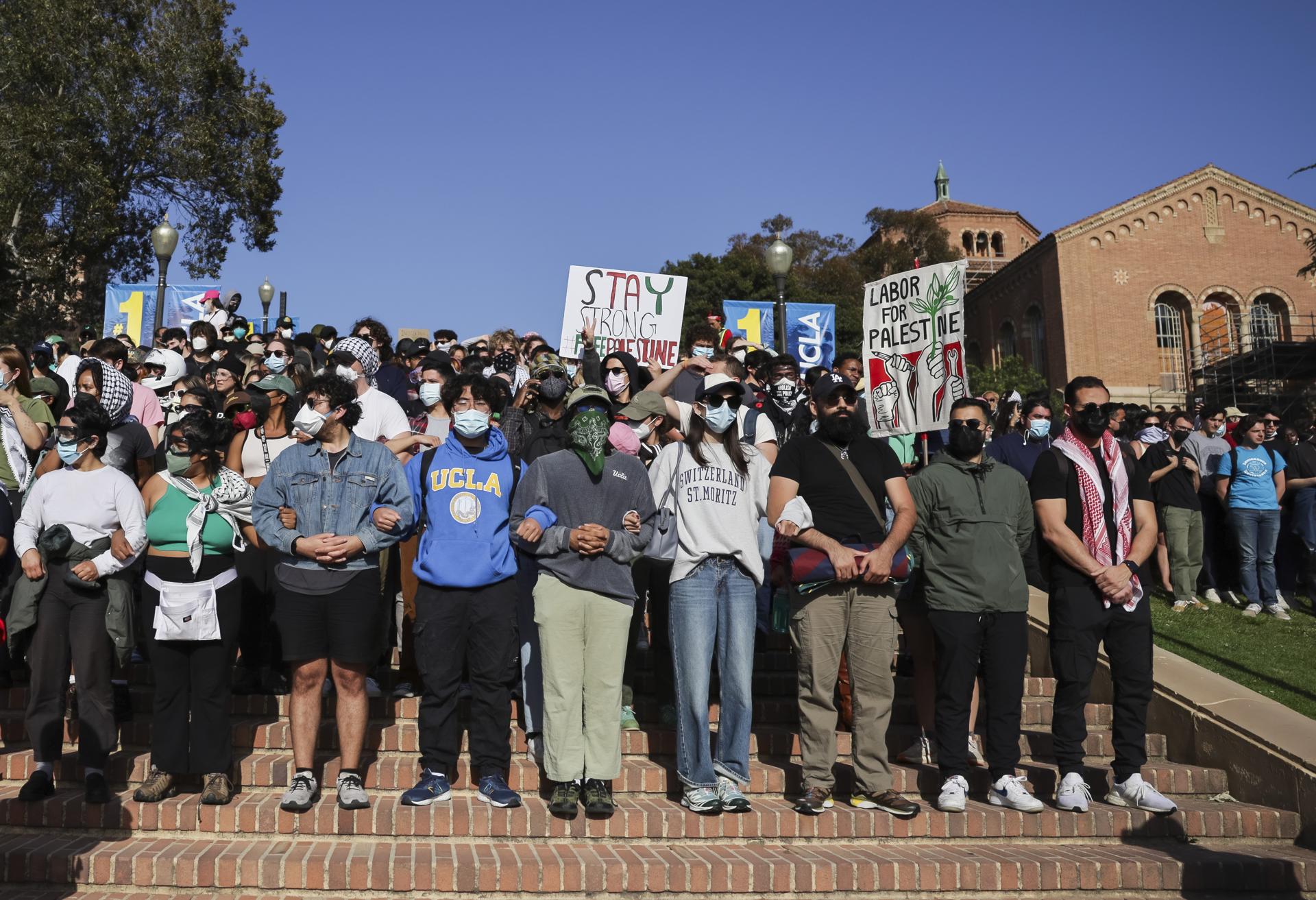 Los Angeles (United States), 02/05/2024.- People link arms and gather in support of the ongoing encampment of pro-Palestinian protestors on the campus of University of California Los Angeles (UCLA) in Los Angeles, California, USA, 01 May 2024. Nationwide protests have sprung up across the country on school campuses, many calling for institutions to divest investments in Israel and in support of a ceasefire in the Gaza conflict. (Protestas) EFE/EPA/ALLISON DINNER