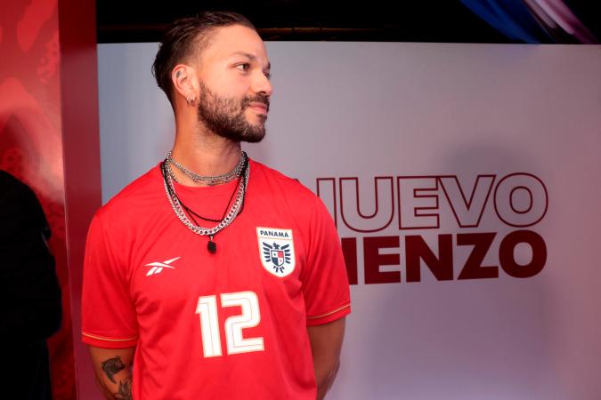 AMDEP1575. CIUDAD DE PANAMÁ (PANAMÁ), 09/05/2024.- Un hombre exhibe la nueva camiseta de la selección panameña de fútbol este jueves, en Ciudad de Panamá (Panamá). La Federación Panameña de Fútbol (Fepafut) y su marca aliada Reebok divulgaron este jueves la nueva camiseta que la selección panameña usará en la Copa América y las eliminatorias del Mundial 2026 en la que destacan detalles culturales. EFE/ Gabriel Rodríguez