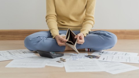 El karma puede manifestarse en tu relación con el dinero.