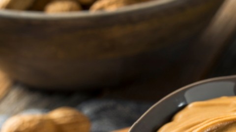Darle mantequilla de maní a los bebés podría prevenir futuras alergias: estudio