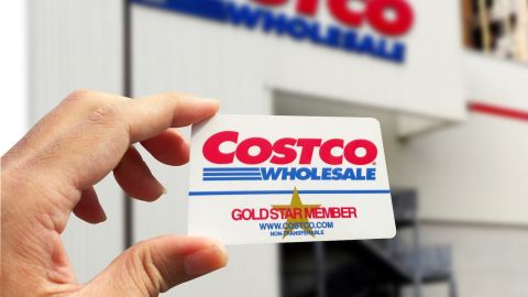 Mano sostiene membresía de Costco.