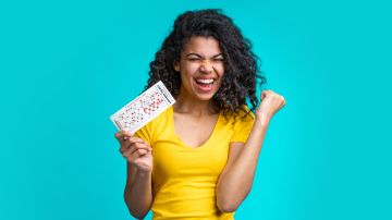Mujer gana lotería con superstición