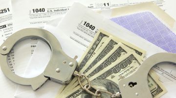 Multas del IRS por reembolso de impuestos falsos