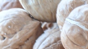 Primer plano de nueces con cáscara.