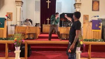 VIDEO: Hombre de Pensilvania apuntó con arma al pastor de una iglesia en medio de un sermón