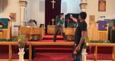 Hombre que apuntó con un arma a un pastor en Pensilvania acusado de matar a tiros a su primo