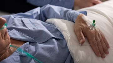 Personas mayores quedan varadas en hospitales de EE.UU.: por qué