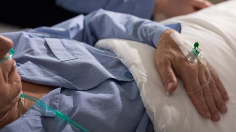 Personas mayores quedan varadas en hospitales de EE.UU.: por qué
