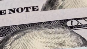 Tarjeta de Seguro Social, cheque del tesoro y billetes de 100 dólares.