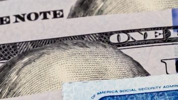 Tarjeta de Seguro Social, cheque del tesoro y billetes de 100 dólares.