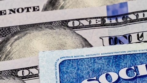 Tarjeta de Seguro Social, cheque del tesoro y billetes de 100 dólares.