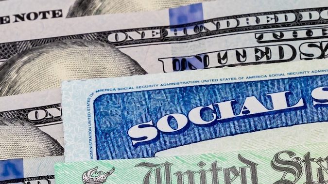 Tarjeta de Seguro Social, cheque del tesoro y billetes de 100 dólares.