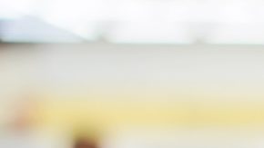 Carne molida fresca envasada en el estante del supermercado.