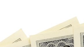 Abanico de billetes de dos dólares aislados sobre fondo blanco.