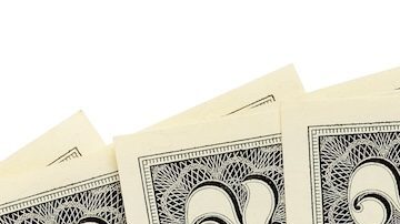 Abanico de billetes de dos dólares aislados sobre fondo blanco.