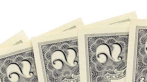 Abanico de billetes de dos dólares aislados sobre fondo blanco.