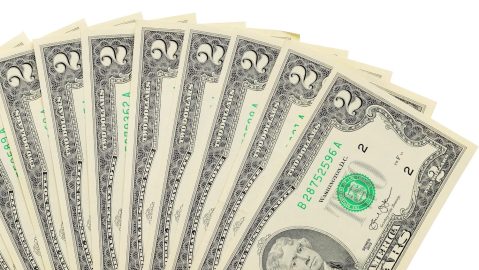 Abanico de billetes de dos dólares aislados sobre fondo blanco.