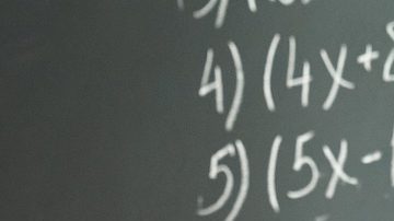 Niños felices y diversos, estudiantes multiculturales de secundaria abrazando a una maestra apreciando y agradeciendo a la educadora en el aula