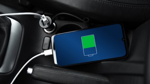 Teléfono cargando