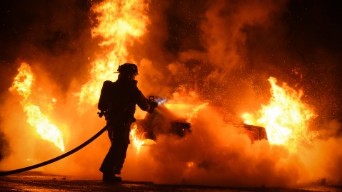 Los bomberos localizaron los cuerpos de la mujer y tres mascotas dentro de la vivienda.