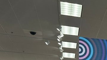 La colección Target Pride 2023, con varias prendas LGBTQ con temas de arcoíris y accesorios fluidos de género que celebran las vacaciones del Mes del Orgullo de junio.