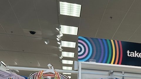 La colección Target Pride 2023, con varias prendas LGBTQ con temas de arcoíris y accesorios fluidos de género que celebran las vacaciones del Mes del Orgullo de junio.