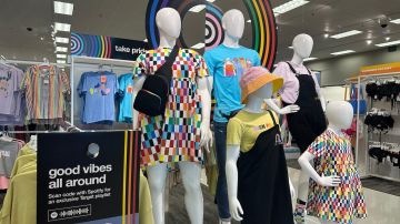 La colección Target Pride 2023, con varias prendas LGBTQ con temas de arcoíris y accesorios fluidos de género que celebran las vacaciones del Mes del Orgullo de junio.