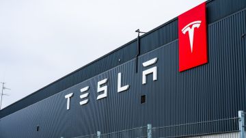 Logotipo de Tesla en la fachada de un gran taller.