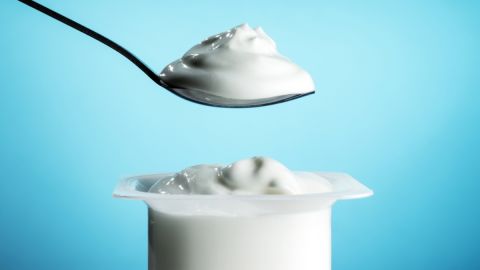 La FDA afirma que comer yogur podría ayudar a prevenir una enfermedad común