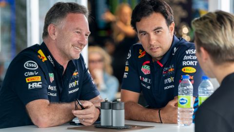 El director de Red Bull, Christian Horner conversando con Sergio "Checo" Pérez antes del Gran Premio de Canadá que se corrió el pasado fin de semana.