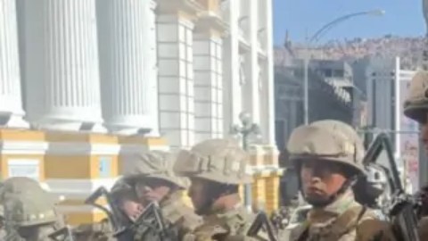Soldados tomaron la Plaza Murillo en La Paz.
