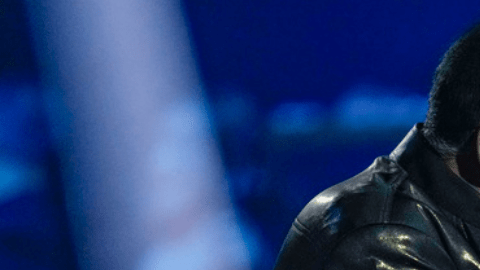 Pepe Aguilar y Ángela Aguilar se abrazan durante la gala de la Persona del Año de la Academia Latina de la Grabación en honor a Laura Pausini en Sevilla, España. Wednesday, Nov. 15, 2023.