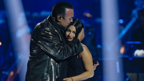 Pepe Aguilar y Ángela Aguilar se abrazan durante la gala de la Persona del Año de la Academia Latina de la Grabación en honor a Laura Pausini en Sevilla, España. Wednesday, Nov. 15, 2023.