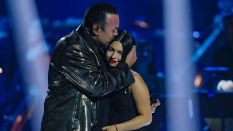 Pepe Aguilar y Ángela Aguilar se abrazan durante la gala de la Persona del Año de la Academia Latina de la Grabación en honor a Laura Pausini en Sevilla, España. Wednesday, Nov. 15, 2023.