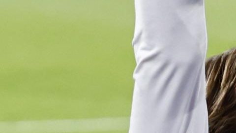 London (United Kingdom), 01/06/2024.- Luka Modric of Madrid lifts the trophy after winning the UEFA Champions League final match of Borussia Dortmund against Real Madrid, in London, Britain, 01 June 2024. (Liga de Campeones, Rusia, Reino Unido, Londres) EFE/EPA/TOLGA AKMEN